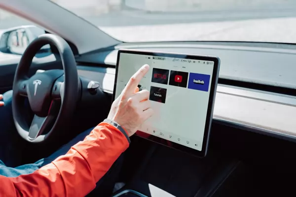Is It True That the Apple CarPlay and Android AutoSystems Make Driving Safer?